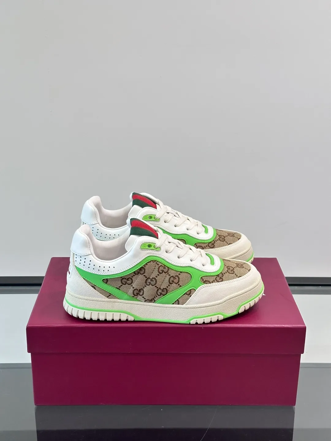 Men's Men's Shoes 💰480 [New Style] 🦨🦨Gucci 𝐆𝐮𝐜𝐜𝐢 𝐑𝐞-𝐖𝐞𝐛 As a sneaker created by Sabato De Sarno for Gucci, the Re-Web series reinterprets the brand's classic stripes, with bold and unique details to set off a modern silhouette design. These shoes are crafted from white leather. This new sneaker is ingeniously decorated with many of the brand's classic details, and is equipped with a bright red and green webbing tongue, which will make people fall in love at first sight. White leather has been specially treated to be soft and shiny, with an embossed grained texture. Script Gucci logo and Interlocking G web label with Interlocking G and script Gucci logo. Rubber outsole with Interlocking G detail eyelets. Web tongue. Size: Female 35-40 (Female 41, 42 customized). Male 38-44 (45, 46 customized)